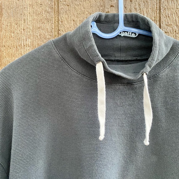 Universal Thread from Target Mock Turtleneck Waffle Sweatshirt Size Medium - Picture 5 of 7